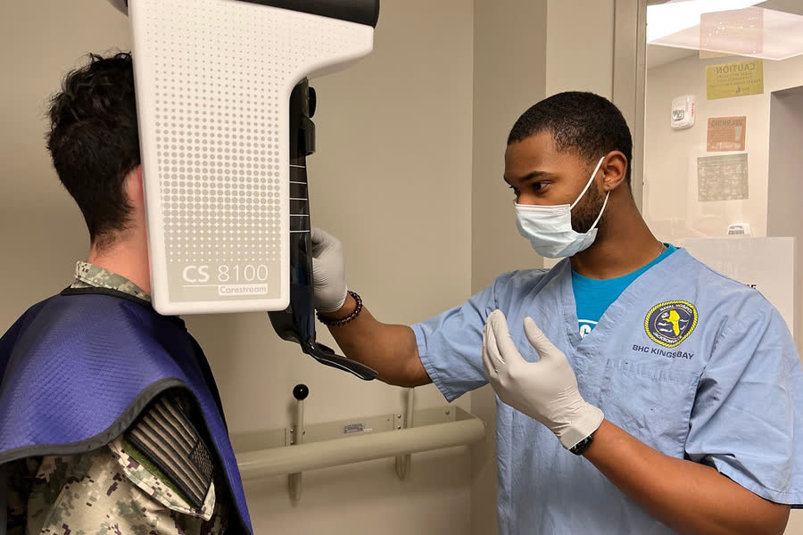 Équipement de radiographie panoramique utilisé pour une vue globale de la bouche