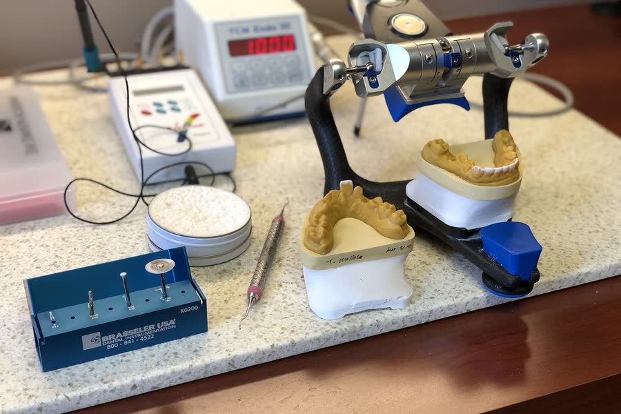 Modèles dentaires et instruments utilisés pour planifier une extraction